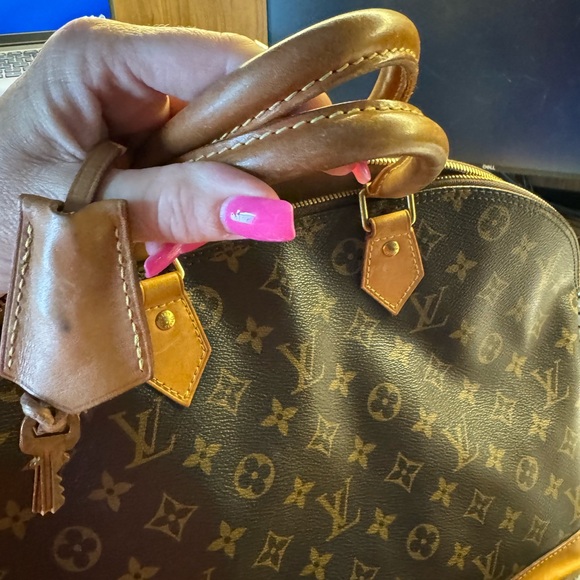 Louis Vuitton Alma - Picture 10 of 15